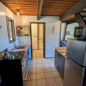 Chalet, valtamerinäköala | Yksityinen keittiö | Mikroaaltouuni, uuni, liesi, keittoastiat/astiat/ruokailuvälineet