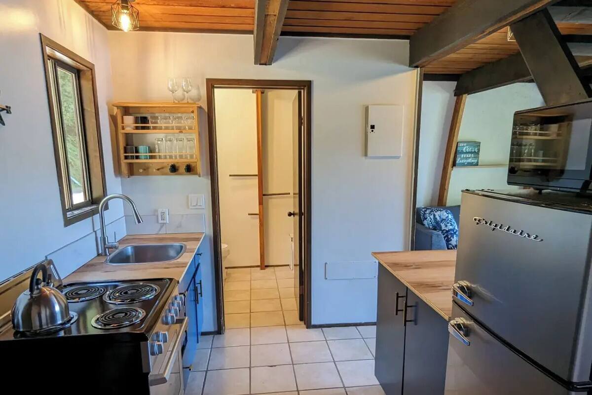 Microwave, oven, stovetop, cookware/dishes/utensils