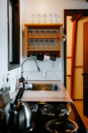 Private kitchen - Jade Resort (Heriot Bay)