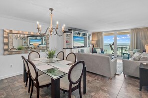 Apartment, Mehrere Betten (Shoreline Towers 1113) | Wohnbereich