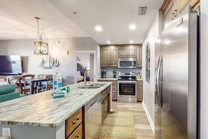 Appart'hôtel, plusieurs lits (Sterling Reef 902) | Cuisine privée | Four, grille-pain