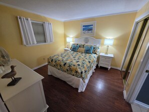 2 habitaciones, tabla de planchar con plancha y cuna de viaje 