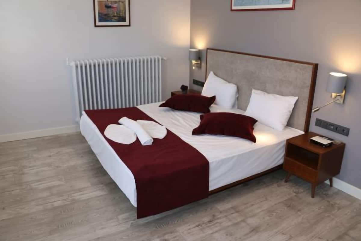 Cribs/infant beds