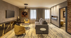 Suite, 1 cama de matrimonio grande, no fumadores (with Sofabed) | Sala de estar | Televisión de pantalla plana de 105 cm con canales por cable, libros