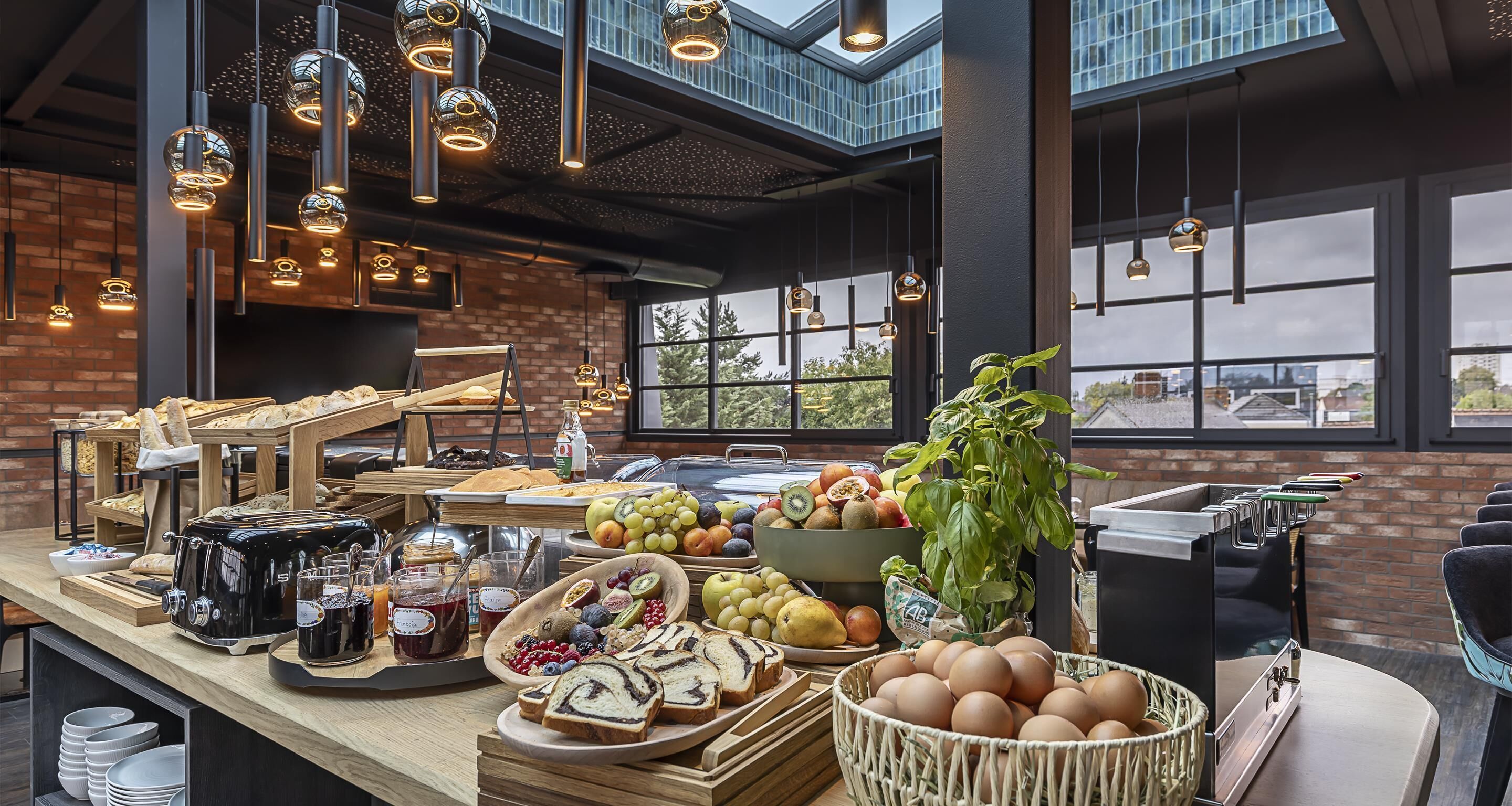 Se ofrece un desayuno bufé todos los días (20 EUR por persona)