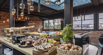 Desayuno buffet diario (EUR 20 por persona)