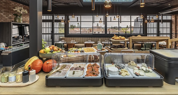 Se ofrece un desayuno bufé todos los días (20 EUR por persona)