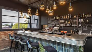 2 bares o lounges, bar de tapas