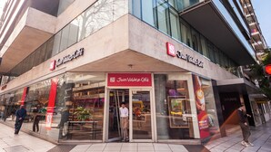 A modern building with a café named Juan Valdez Café. - Premium y Moderno Recoleta A12J (Buenos Aires)