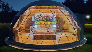 A geodesic dome structure with a bed, bedside tables, and a view of a mountainous landscape. - Daxvalley Glamping (Tsalka)