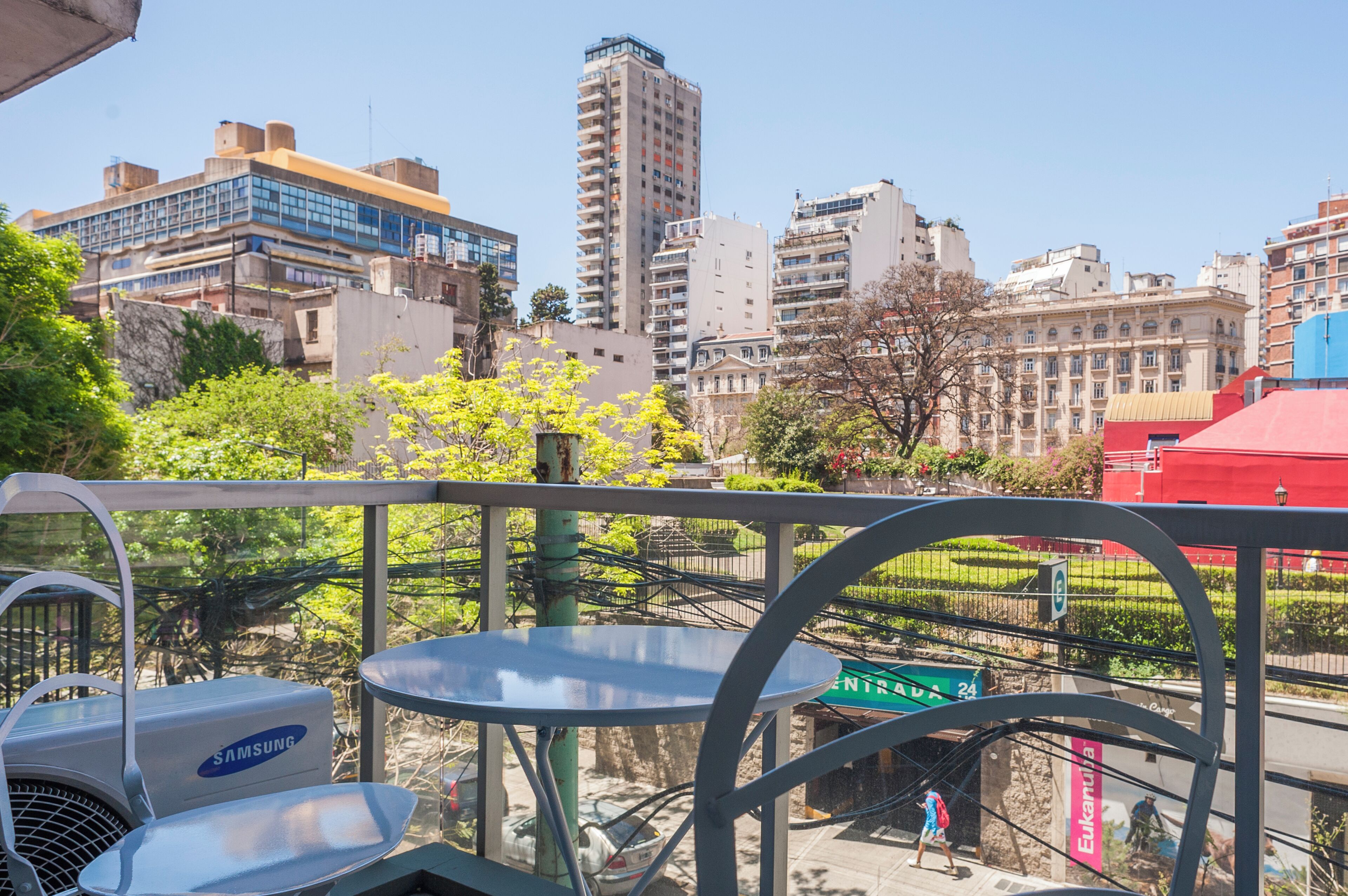 คอมฟอร์ทสตูดิโอ, วิวเมือง | วิวเมือง