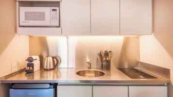 Comfort Studio, City View | Private kitchen | Coffee/tea maker, electric kettle