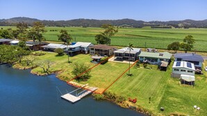 Una zona residencial con casas, un muelle y un río.