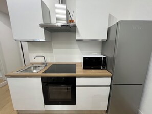 Kylskåp, mikrovågsugn, ugn och spishäll