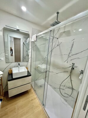 Shower, hair dryer, bidet, towels