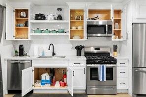 Kühlschrank, Mikrowelle, Ofen, Herdplatte