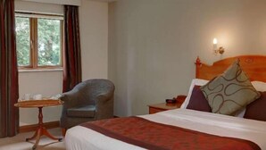 A hotel room with a bed, a chair, a small table, and a window. - Best Western Preston Garstang Country Hotel and Golf Club (Barnacre-with-Bonds)