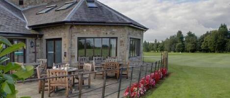 تناول الطعام بالخارج