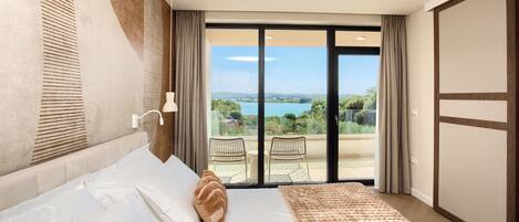 3 soveværelser, pengeskab på værelset, skrivebord, strygejern/strygebræt