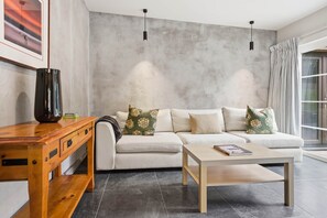 Smart TV, fireplace - Stone Cottage, Arrow Junction Stone Cottage (Arrow Junction)