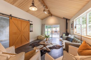 Smart TV, fireplace - Stone Cottage, Arrow Junction Stone Cottage (Arrow Junction)