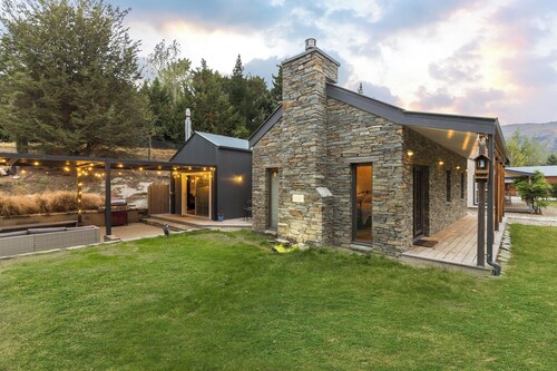 Romantic stone cottage near historic Arrowtown
