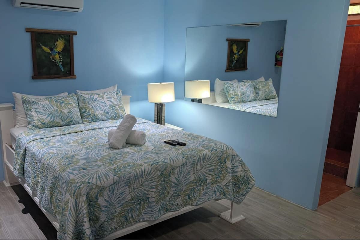 Habitación Confort doble, balcón | 1 dormitorio, espacio para trabajar con un portátil, wifi gratis