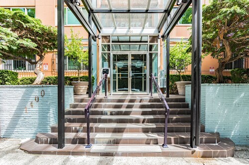 Charming 1BR Condo King Bed Close to Convention Center