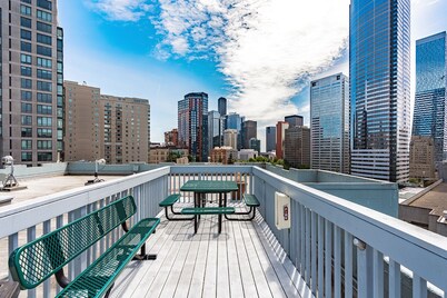 Charming 1BR Condo King Bed Close to Convention Center