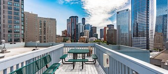 Charming 1BR Condo King Bed Close to Convention Center