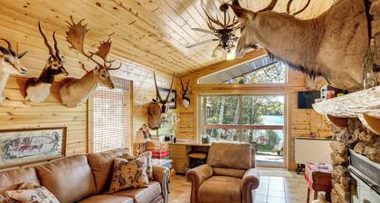 Lakefront Family Cabin w/ Views in Medford
