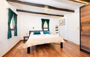 In-room safe, iron/ironing board, travel crib, free WiFi