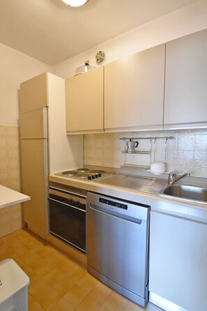 Refrigerador, horno, lavavajillas y cafetera y tetera 