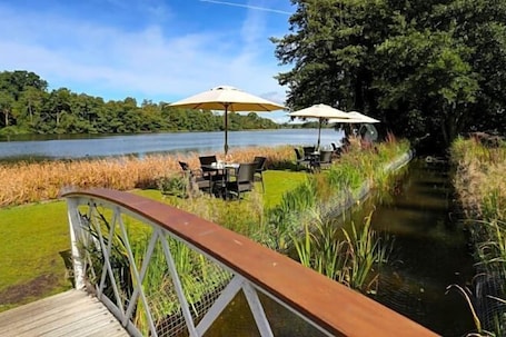 Outdoor dining. Cbh Frensham Pond Hotel