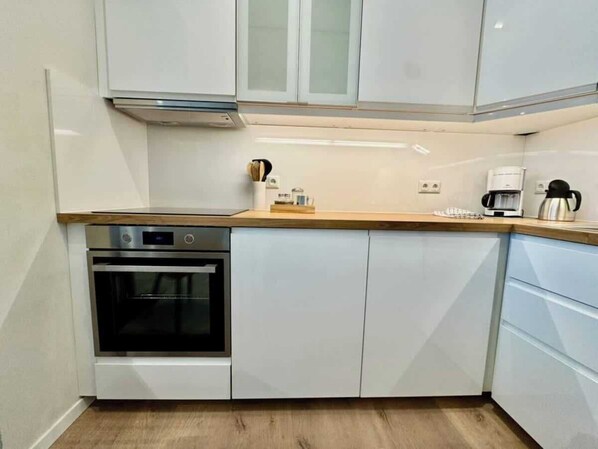Kühlschrank, Ofen, Herdplatte, Geschirrspüler
