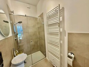 Shower, hair dryer, shampoo - MEL&BENS Watchmaking | Old Town (Celle)