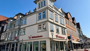A multi-story building with storefronts, including a visible sign for 'Till Reitz Center.' - MEL&BENS Rathaus-Suite | old town | park option (Celle)