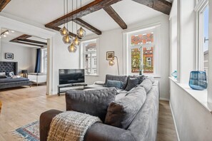 TV - MEL&BENS Town Hall Suite | Old Town | Parking Option (Celle)