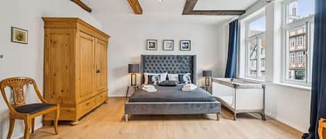 2 bedrooms, iron/ironing board, travel cot, WiFi
