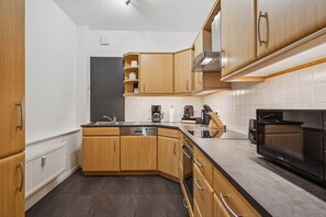 Fridge, microwave, oven, stovetop - MEL&BENS Town Hall Suite | Old Town | Parking Option (Celle)