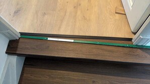 A wooden staircase with a green measuring tape. - MEL&BENS Rathaus-Suite | old town | park option (Celle)