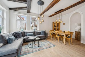 TV - MEL&BENS Town Hall Suite | Old Town | Parking Option (Celle)