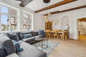 TV - MEL&BENS Town Hall Suite | Old Town | Parking Option (Celle)