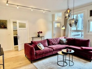 TV, offices - MEL&BENS Balkon-Suite | old town | parking option (Celle)