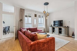 TV, offices - MEL&BENS Balkon-Suite | old town | parking option (Celle)