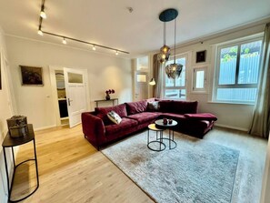 TV - MEL&BENS Balcony Suite | Old Town | Parking Option (Celle)