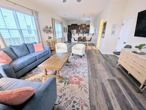 Living area - Walkable 3-bedroom house in Starland District with Off-Street Parking. Book now (Savannah)
