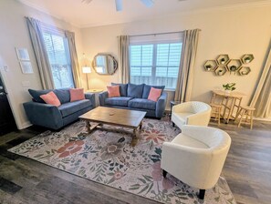 Living area - Walkable 3-bedroom house in Starland District with Off-Street Parking. Book now (Savannah)
