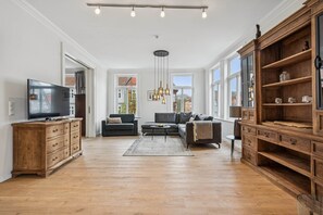 TV - MEL&BENS Castle Suite | Old Town | Parking Option (Celle)