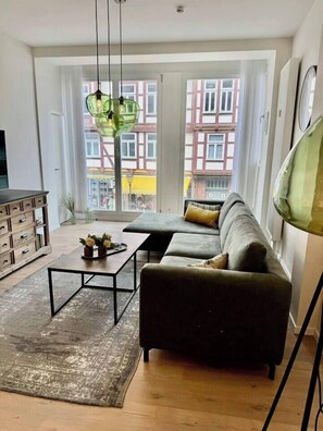 TV - MEL&BENS Goldsmiths | Old Town | Parking option (Celle)